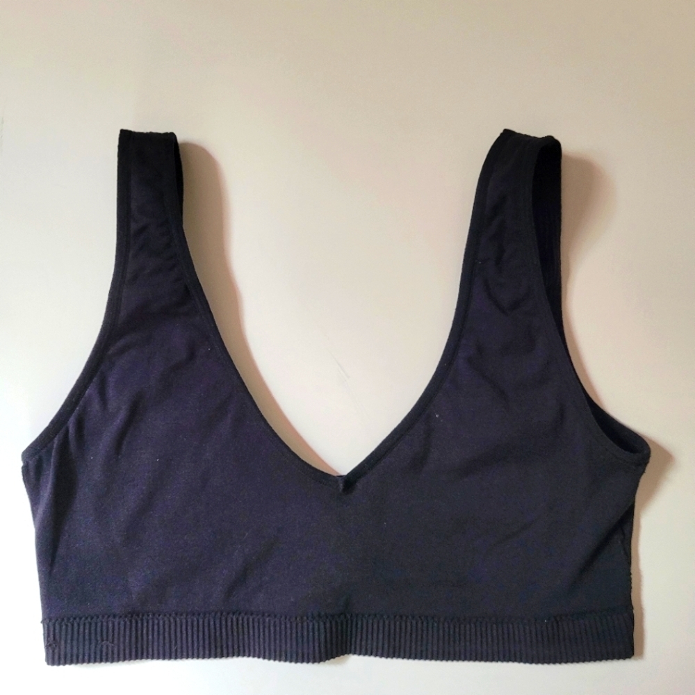 Black Ribbed V-Neck Crop Top - Picture 3 of 9
